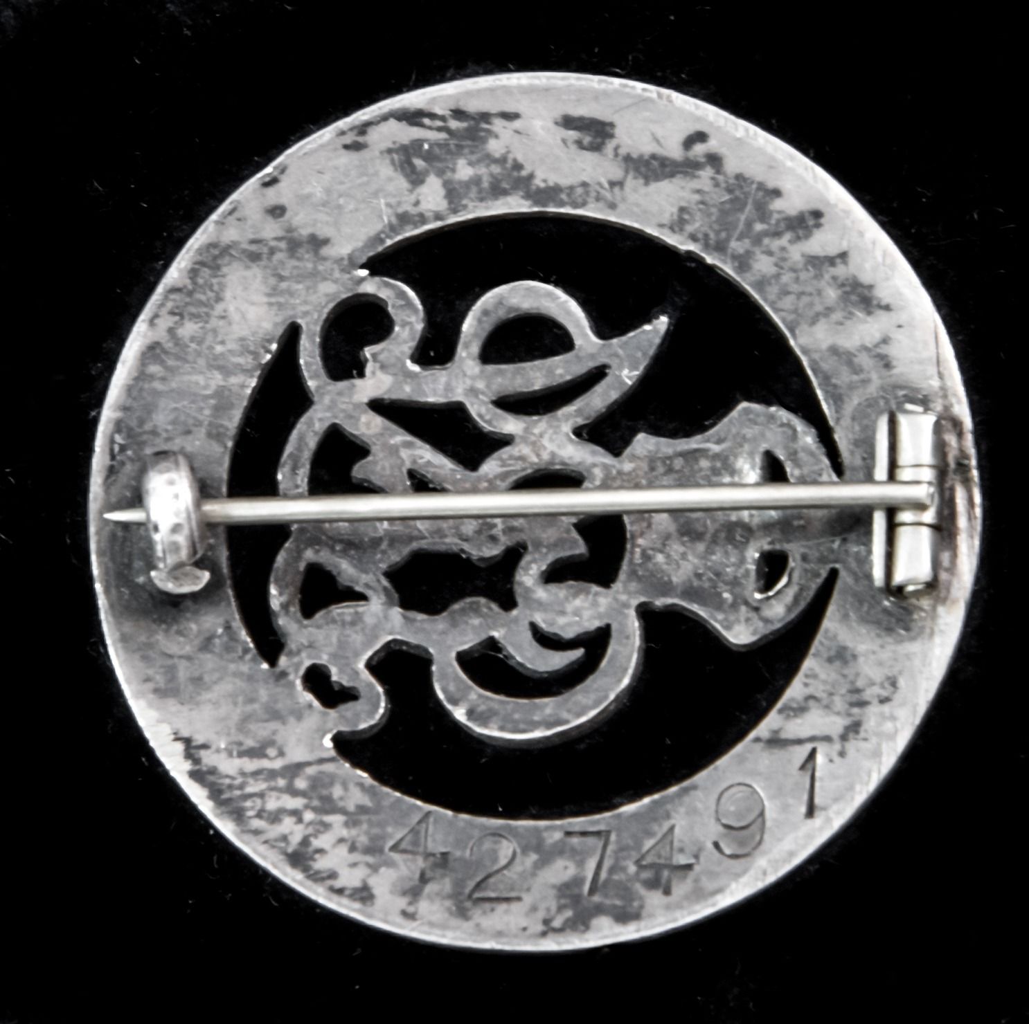 Silver War Badge, the reverse numbered ‘427391’ awarded to Private G.J. Lee, East Lancashire Regi...